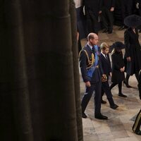 El Príncipe Guillermo, Kate Middleton y sus hijos, el Príncipe George y la Princesa Charlotte en el funeral de Isabel II