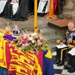 Los Reyes Carlos y Camilla y el féretro de la Reina Isabel en su funeral