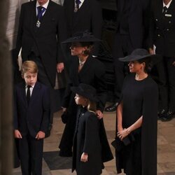 Kate Middleton, Meghan Markle, el Príncipe George y la Princesa Charlotte en el funeral de Isabel II