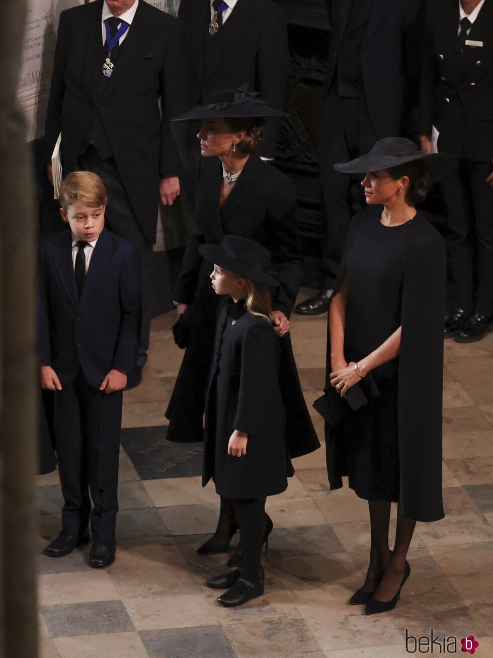 Kate Middleton, Meghan Markle, el Príncipe George y la Princesa Charlotte en el funeral de Isabel II