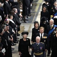 Beatriz, Guillermo y Máxima de Holanda, Carlos Gustavo y Silvia de Suecia y Margarita de Dinamarca en el funeral de Isabel II