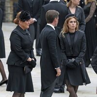 Beatriz de York, Edoardo Mapelli y Sarah Ferguson en el funeral de la Reina Isabel II