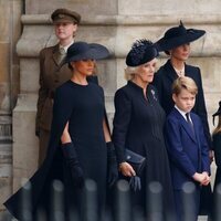 Meghan Markle, Kate Middleton, la Reina Camilla, el Príncipe George y la Princesa Charlotte y la Condesa de Wessex en el funeral de Isabel II