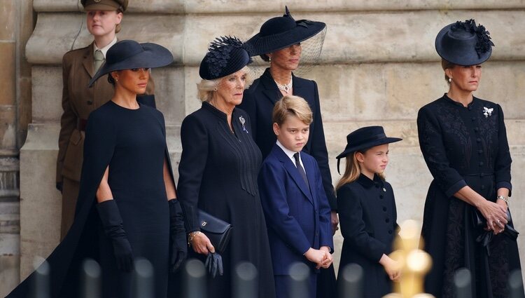 Meghan Markle, Kate Middleton, la Reina Camilla, el Príncipe George y la Princesa Charlotte y la Condesa de Wessex en el funeral de Isabel II