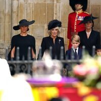 Meghan Markle, la Reina Camilla, los Príncipes George y Charlotte, Kate Middleton y la Condesa de Wessex en el funeral de Isabel II