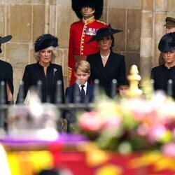 Meghan Markle, la Reina Camilla, los Príncipes George y Charlotte, Kate Middleton y la Condesa de Wessex en el funeral de Isabel II