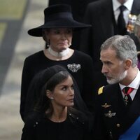 La Reina Letizia y el Rey Felipe conversan a la entrada al funeral de la Reina Isabel II