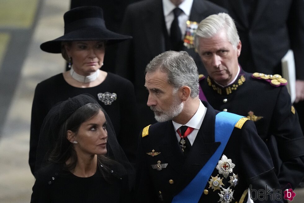 La Reina Letizia y el Rey Felipe conversan a la entrada al funeral de la Reina Isabel II