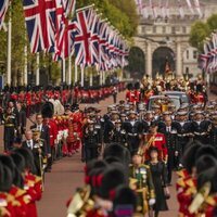 El desfile del féretro de la Reina Isabel II durante su funeral por las calles de Londres