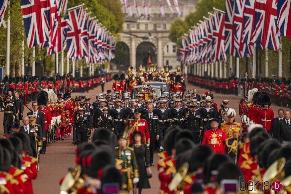 El desfile del féretro de la Reina Isabel II durante su funeral por las calles de Londres