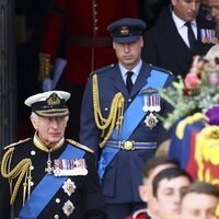 El Príncipe Guillermo y el Rey Carlos III junto al féretro de la Reina Isabel II