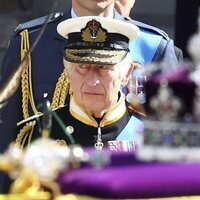 El Rey Carlos III junto al féretro de la Reina Isabel II en su funeral