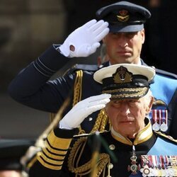 El Príncipe Guillermo y el Rey Carlos III hacen el saludo militar en el funeral de la Reina Isabel II
