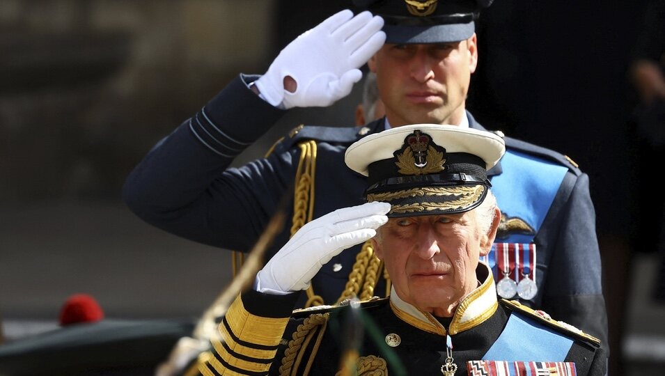 El Príncipe Guillermo y el Rey Carlos III hacen el saludo militar en el funeral de la Reina Isabel II