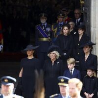 Meghan Markle, Reina Camilla, los Príncipes George y Charlotte, Kate Middleton, Zara Phillips y las Princesas Beatriz y Eugenia de York en el funeral de la
