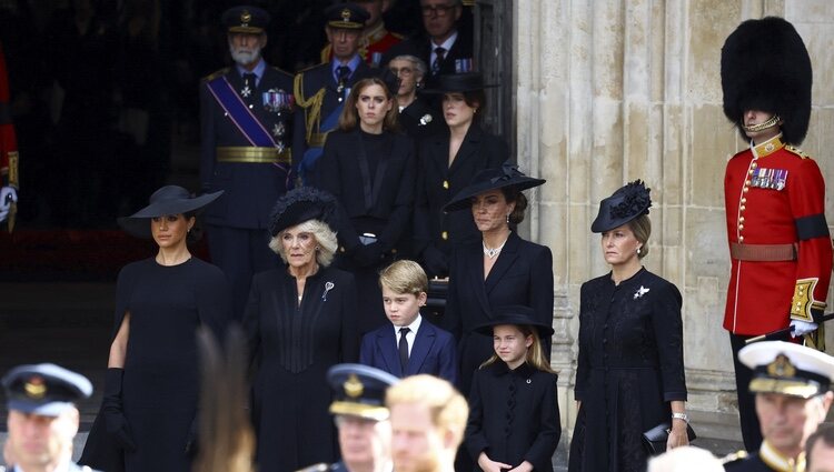 Meghan Markle, Reina Camilla, los Príncipes George y Charlotte, Kate Middleton, Zara Phillips y las Princesas Beatriz y Eugenia de York en el funeral de la