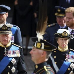 Los Príncipes Guillermo y Harry, el Rey Carlos III y la Princesa Ana en el funeral de la Reina Isabel II