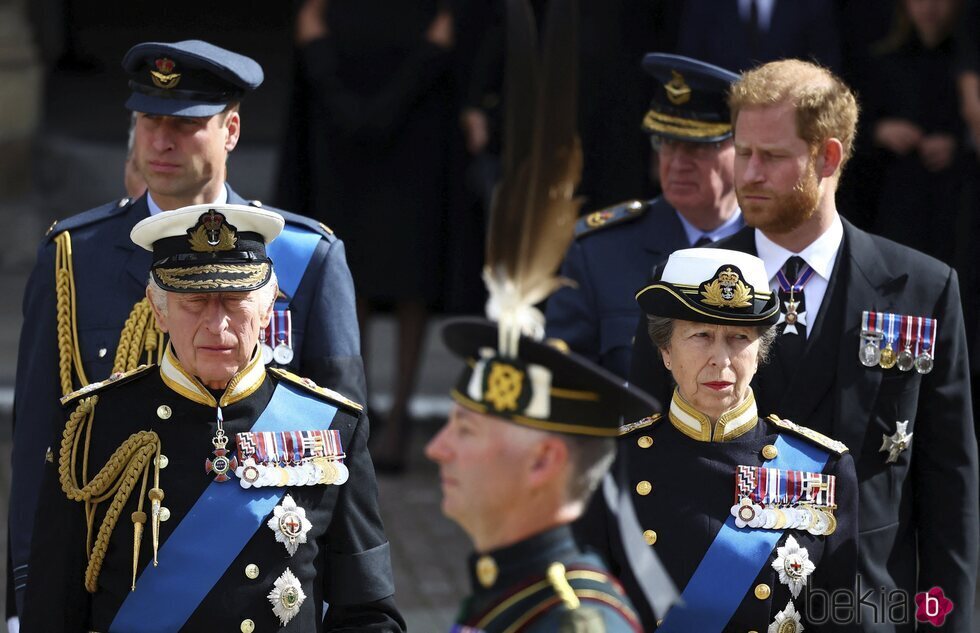 Los Príncipes Guillermo y Harry, el Rey Carlos III y la Princesa Ana en el funeral de la Reina Isabel II