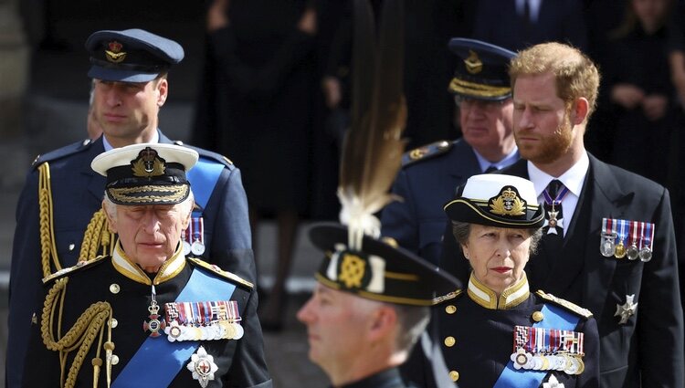 Los Príncipes Guillermo y Harry, el Rey Carlos III y la Princesa Ana en el funeral de a Reina Isabel II