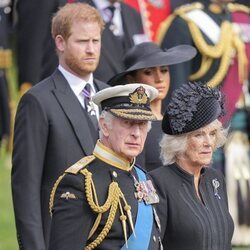 Los Reyes Carlos III y Camilla junto al Príncipe Harry y Meghan Markle en el funeral de la Reina Isabel II