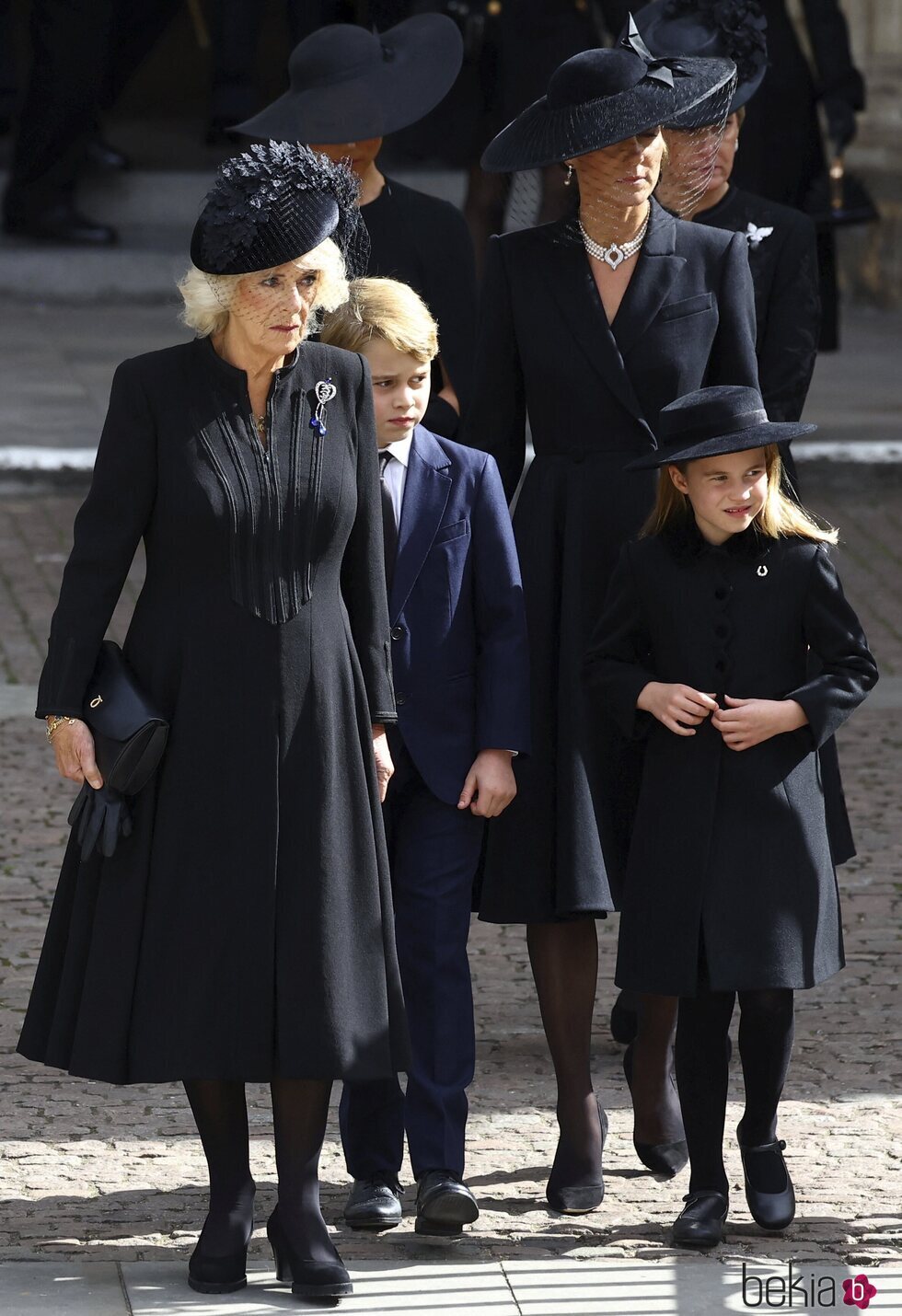 La Reina Camilla, Kate Middleton y los Príncipes George y Charlotte en el funeral de la Reina Isabel II