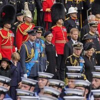 Los Reyes Carlos III y Camilla y los Príncipes Guillermo, Harry, Andrés, Ana, Beatriz y Eugenia y Meghan Markle en el funeral de la Reina Isabel II