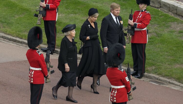 Los Reyes de Holanda y la Princesa Beatriz llegando a Windsor en el funeral de la Reina Isabel II
