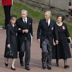 Tony Blair y su mujer llegando a Windsor en el funeral de la Reina Isabel II