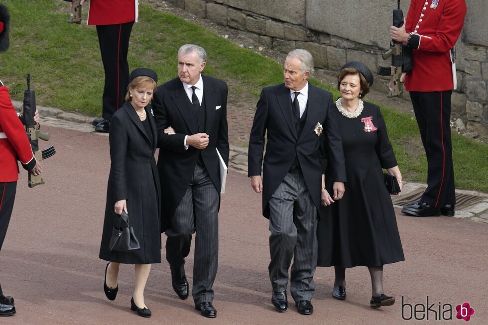 Tony Blair y su mujer llegando a Windsor en el funeral de la Reina Isabel II