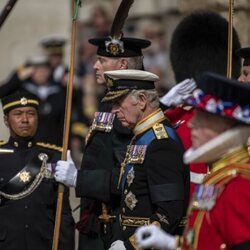 El Rey Carlos III llegando a Windsor tras el féretro de la Reina Isabel II