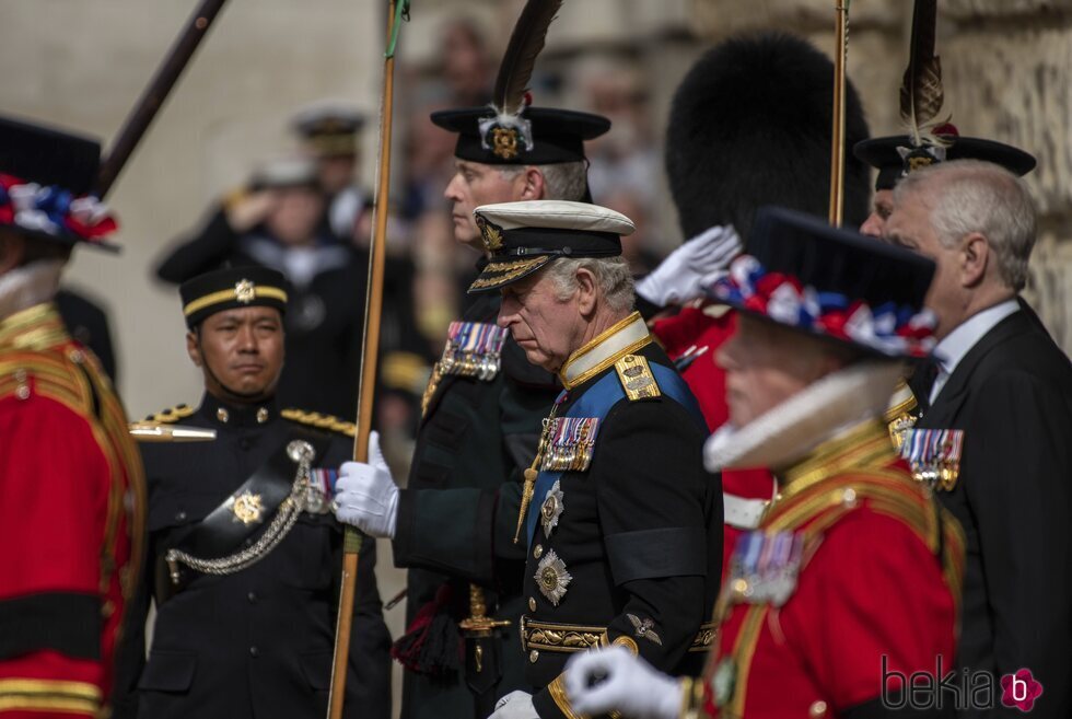 El Rey Carlos III llegando a Windsor tras el féretro de la Reina Isabel II