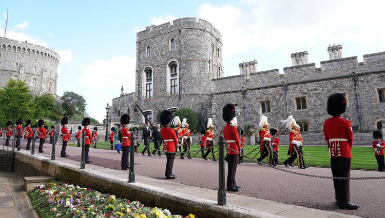 El Castillo de Windsor recibe el féretro de Isabel II para su entierro en la Capilla de San Jorge