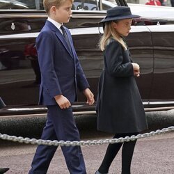 El Príncipe George y la Princesa Charlotte en Windsor para la última misa por la Reina Isabel II