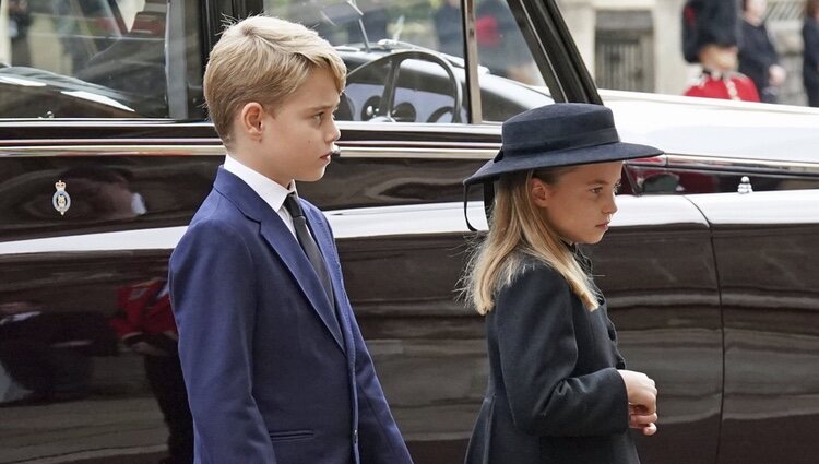 El Príncipe George y la Princesa Charlotte en Windsor para la última misa por la Reina Isabel II