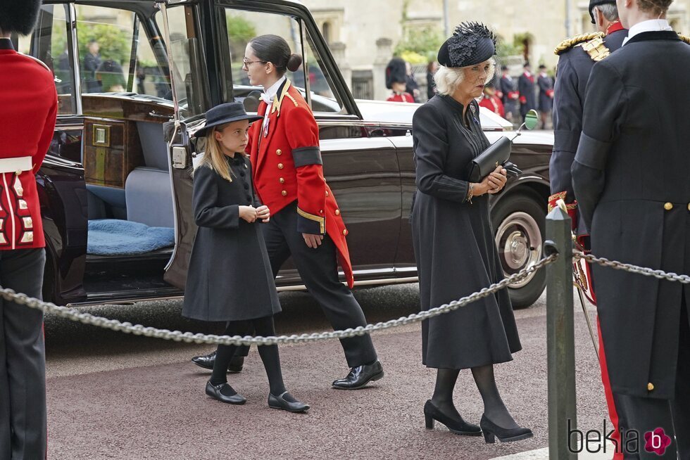 La Princesa Charlotte y la Reina Camilla en Windsor para la última misa por la Reina Isabel II