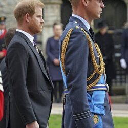 El Príncipe Harry y el Príncipe Guillermo en Windsor antes de la última misa por la Reina Isabel II