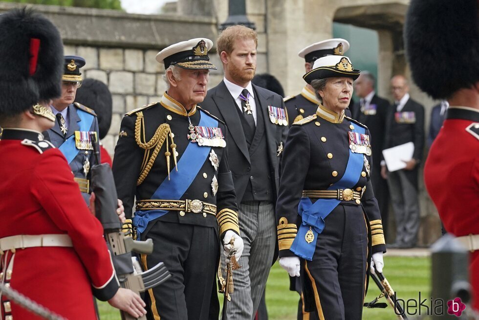 El Rey Carlos III, la Princesa Ana y el Príncipe Harry antes de la última misa por la Reina Isabel II