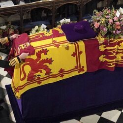 El Rey Carlos III coloca una bandera sobre el féretro de la Reina Isabel II