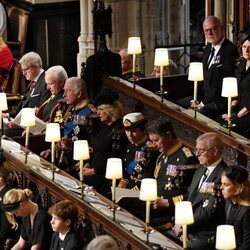 El Rey Carlos III, la Reina Camilla y demás miembros de la Familia Real en Windsor en la última misa por la Reina Isabel II