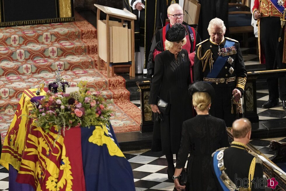 El Rey Carlos y la Reina Camilla ante el féretro de la Reina Isabel II en Windsor
