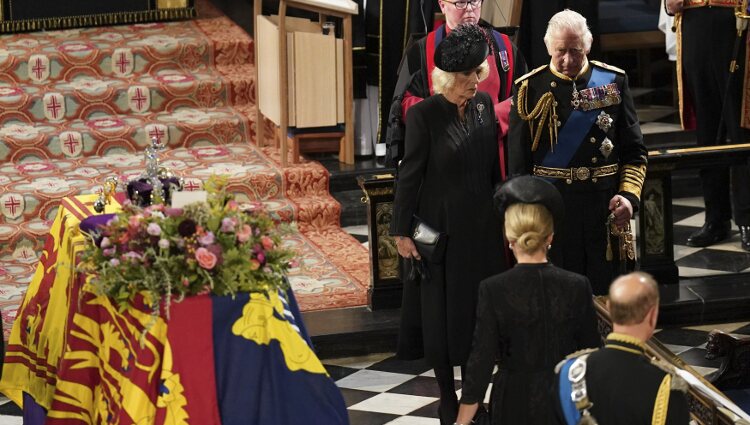 El Rey Carlos y la Reina Camilla ante el féretro de la Reina Isabel II en Windsor