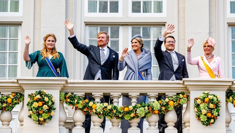 Amalia de Holanda en el Prinsjesdag con sus padres y sus tíos saludando