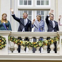 Amalia de Holanda en el Prinsjesdag con sus padres y sus tíos saludando