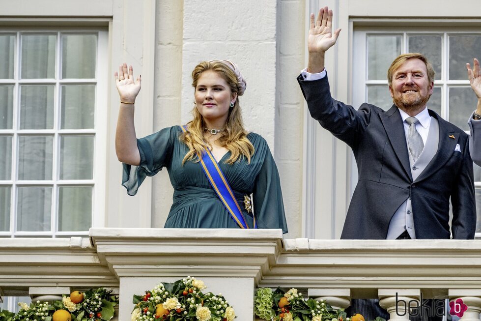 Amalia de Holanda en el Prinsjesdag con su padre
