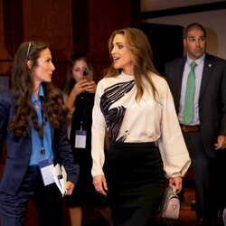 Rania de Jordania con Telma Ortiz en el encuentro de la ONG Concordia