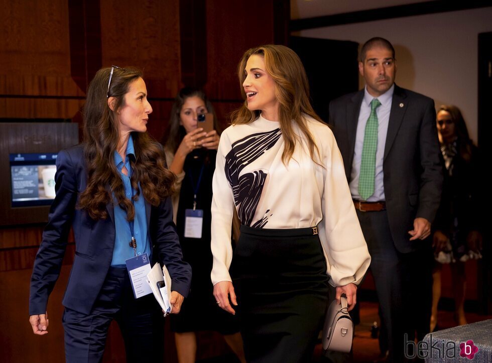 Rania de Jordania con Telma Ortiz en el encuentro de la ONG Concordia