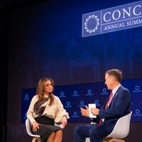 Rania de Jordania en Nueva York charlando en el encuentro de la ONG Concordia