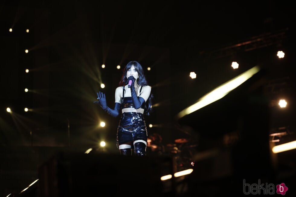 Aitana en el escenario del Wizink Center durante su 11 razones + tour