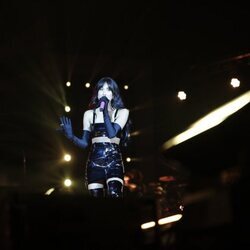 Aitana en el escenario del Wizink Center durante su 11 razones + tour