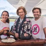 La Reina Sofía se convierte en voluntaria en las playas de Andratx